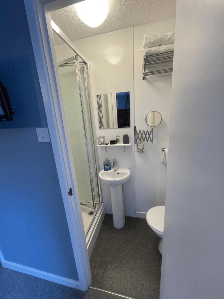 Twin Room – Ensuite detail