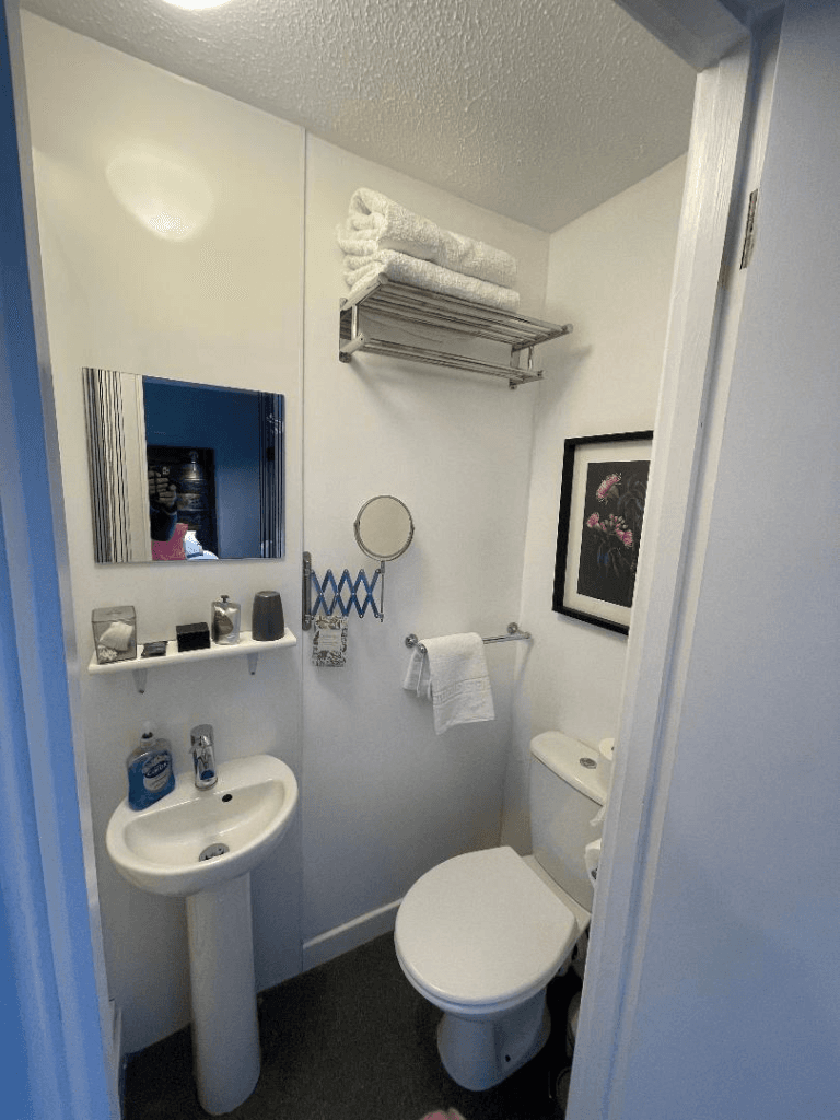 Double Room – Ensuite thumb 9