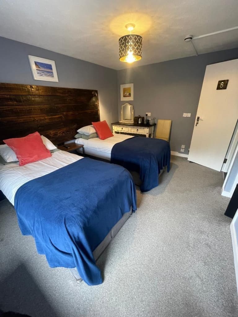 Twin Room – Ensuite thumb 7